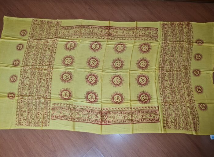Chadar indiano (manto de oração) de OM e mantras amarelo