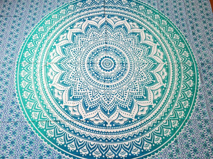 Colcha indiana ou painel decorativo de mandala azul e verde (2,40m x 2,10m)