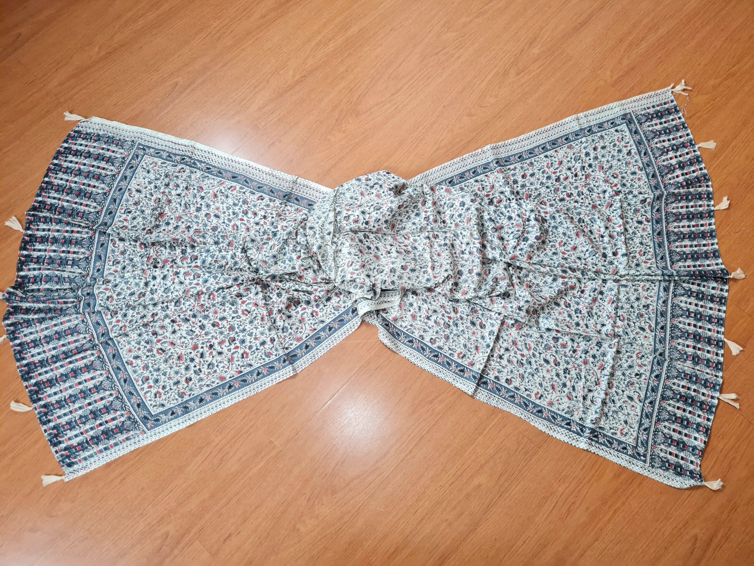 Echarpe indiana estampa paisley de viscose cinza e vermelho