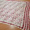 Echarpe indiana estampa paisley de viscose creme e rosa