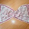 Echarpe indiana estampa paisley de viscose creme e rosa