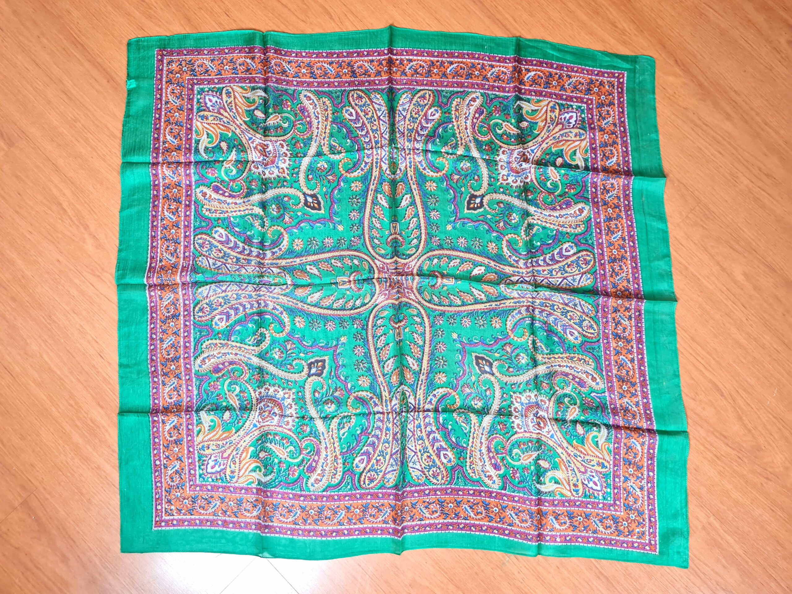Lenço indiano de seda quadrado estampado verde e coloridos