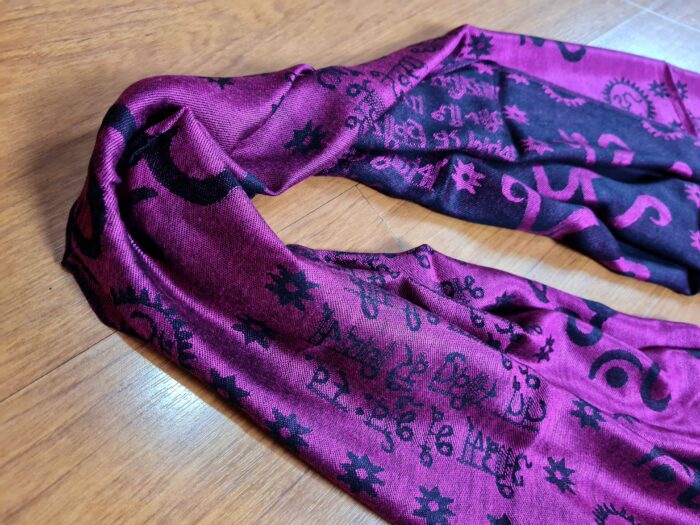Echarpe indiana algodão com viscose estampa de OM e mantras rosa cereja