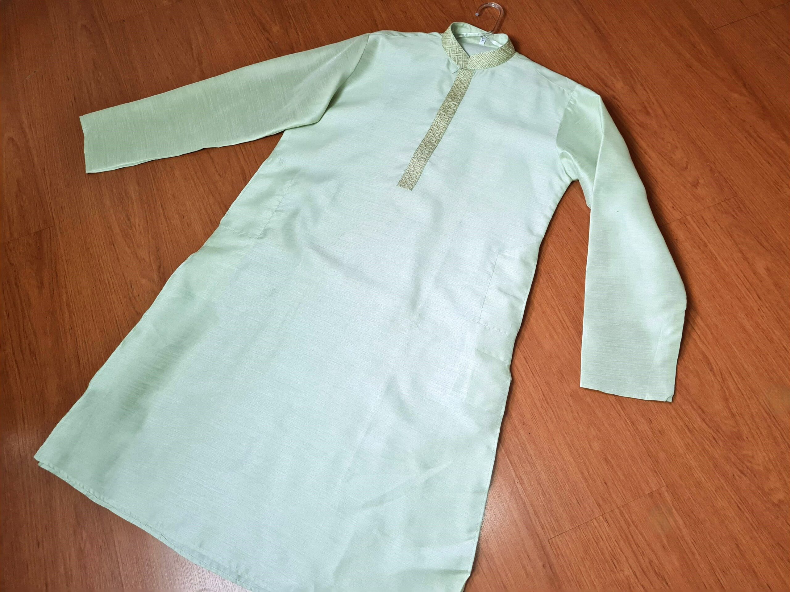 Kurta (bata masculina longa) verde claro tecido nobre com detalhe dourado