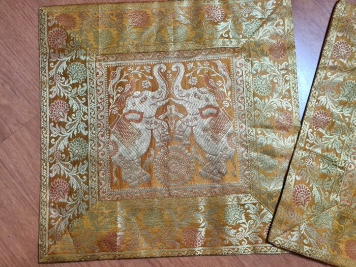 Duo de Capas de almofada indiana de elefantes mostarda com dourado