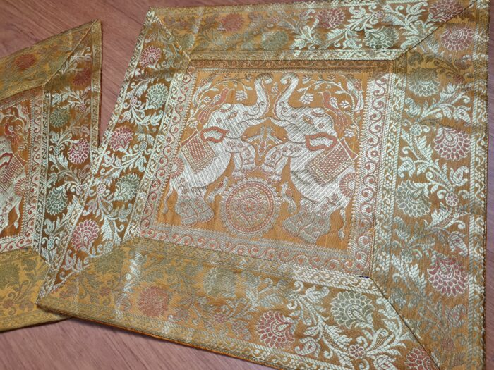Duo de Capas de almofada indiana de elefantes mostarda com dourado