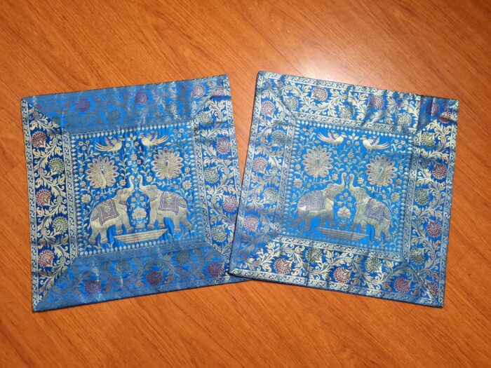 Capa de almofada indiana de cetim bordado com elefantes Cor: azul com dourado
