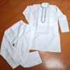 Conjunto completo de vestuário para noivo em casamentos indianos, branco com bordados na túnica, em algodão.