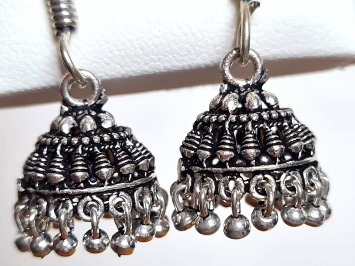 Brinco indiano Jhumka prateado design balaústres com guizos II