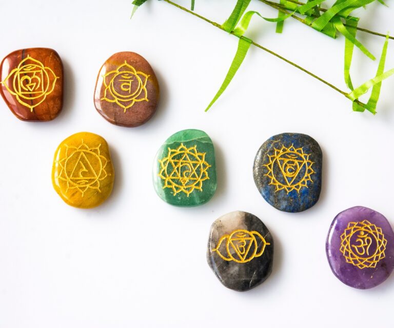 Os 7 Chakras suas localizações e as pedras associadas