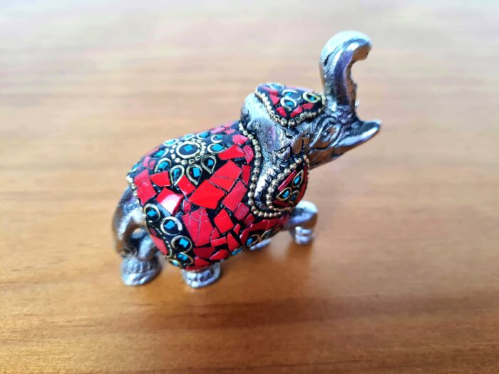 Elefante indiano de metal prateado mosaico de pedras naturais coral