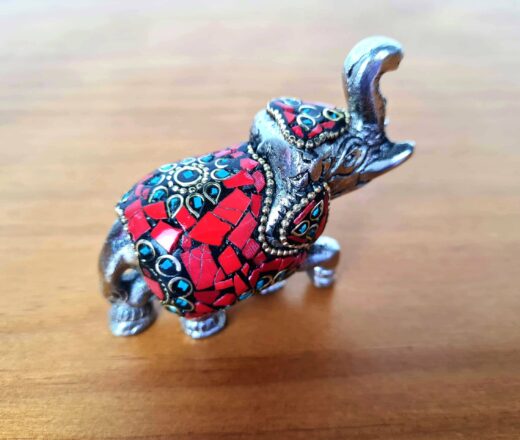 Elefante indiano de metal prateado mosaico de pedras naturais coral