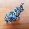 elefante indiano de metal com mosaico de pedras demadrepérolas
