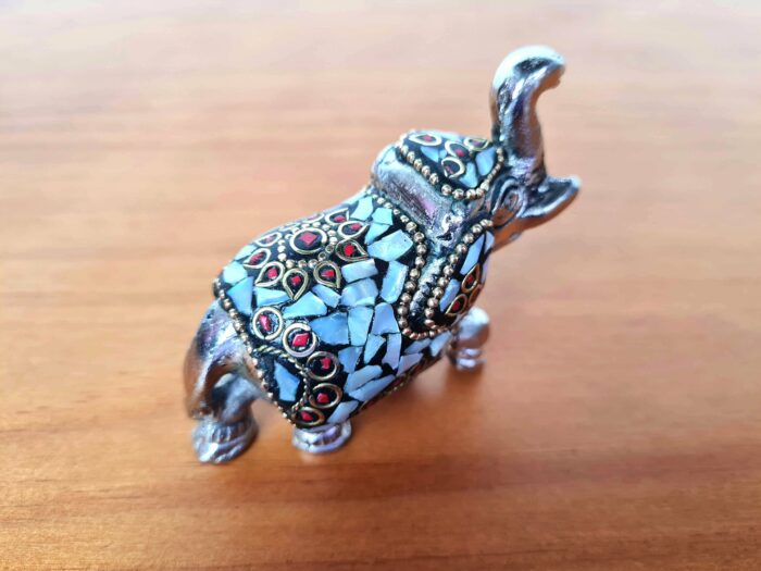 elefante indiano de metal com mosaico de pedras demadrepérolas