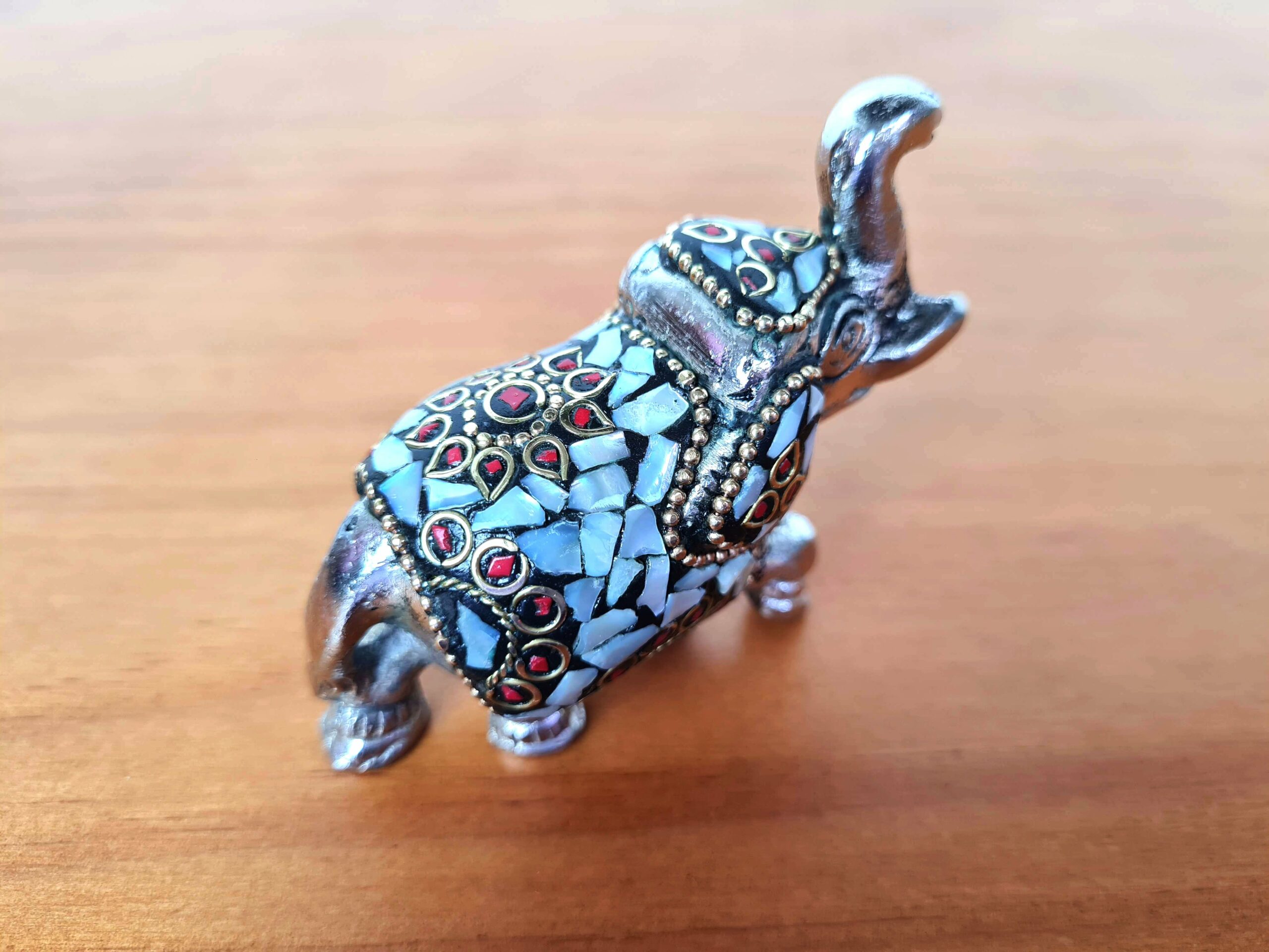elefante indiano de metal com mosaico de pedras demadrepérolas