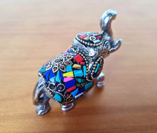 Elefante indiano de metal prateado mosaico de pedras naturais color