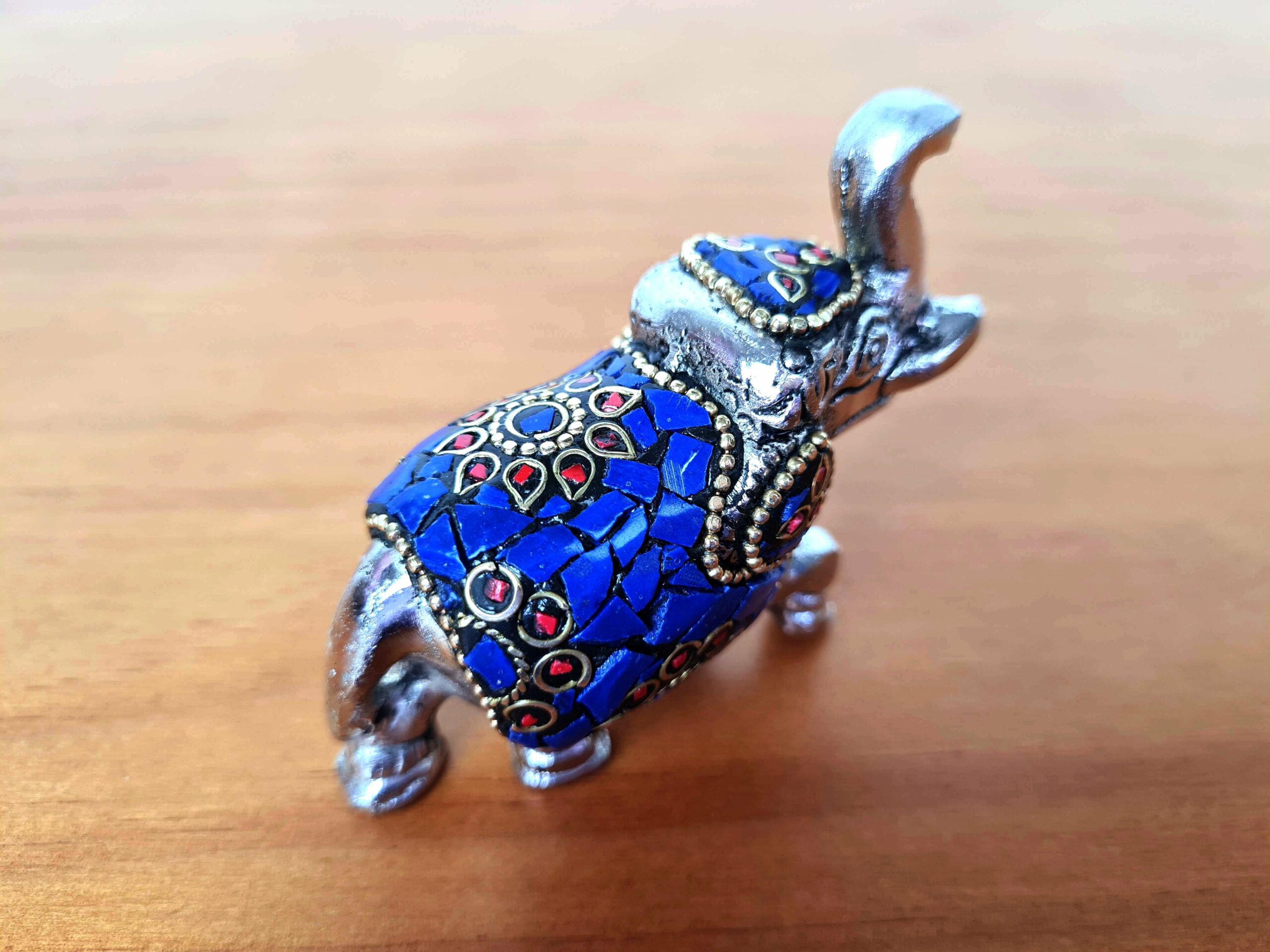 Elefante indiano de metal prateado mosaico de pedras naturais lápis lazuli
