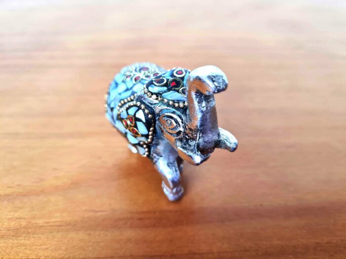 Elefante indiano de metal prateado mosaico de pedras naturais madrepérolas