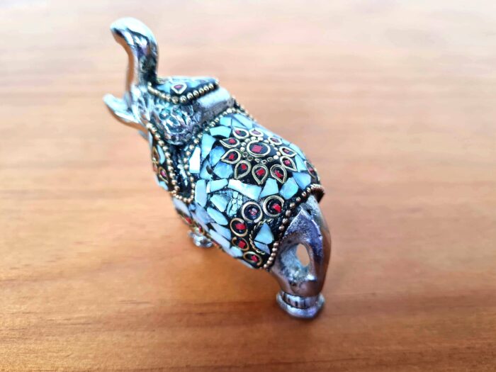 Elefante indiano de metal prateado mosaico de pedras naturais madrepérolas