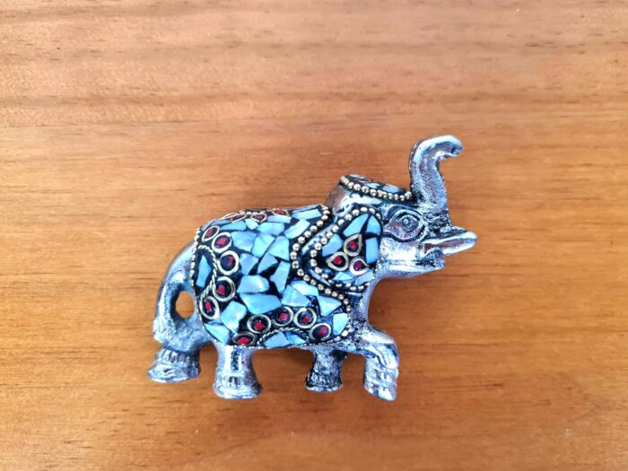 Elefante indiano de metal prateado mosaico de pedras naturais madrepérolas