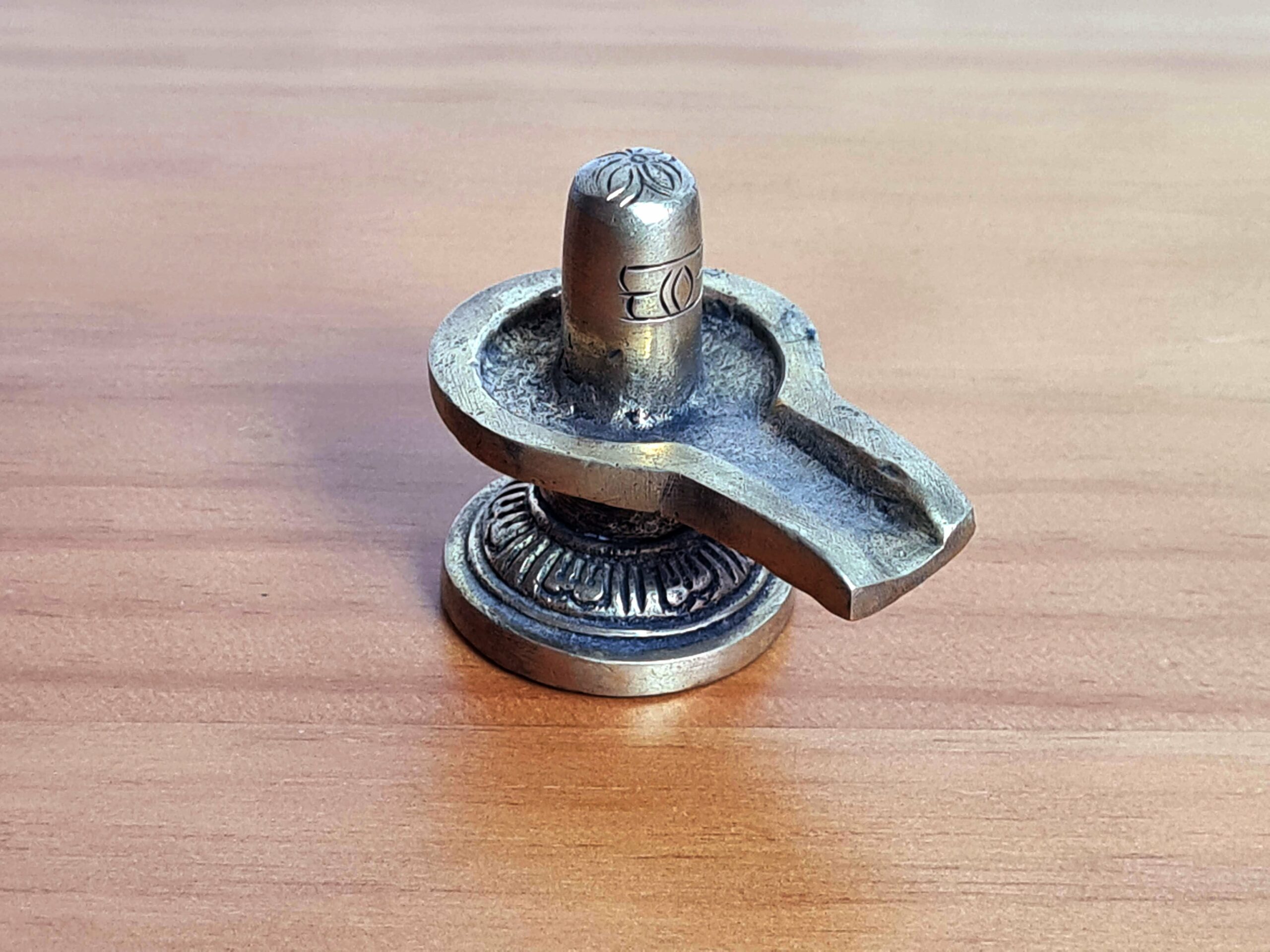 Shiva Lingam objeto de adoração ao Senhor Shiva metal brass