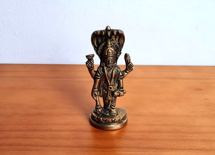 Estátua do Deus Vishnu, finamente produzida na Índia com metal brass (cobre e níquel), com 10 cm de altura pesando 234g. Bela peça para decorar e trazer sorte!