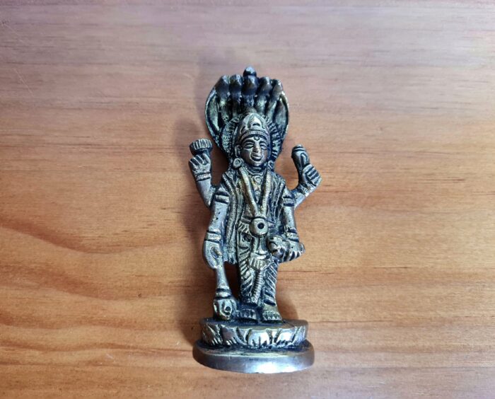 Estátua do Deus Vishnu, finamente produzida na Índia com metal brass (cobre e níquel), com 10 cm de altura pesando 234g. Bela peça para decorar e trazer sorte!