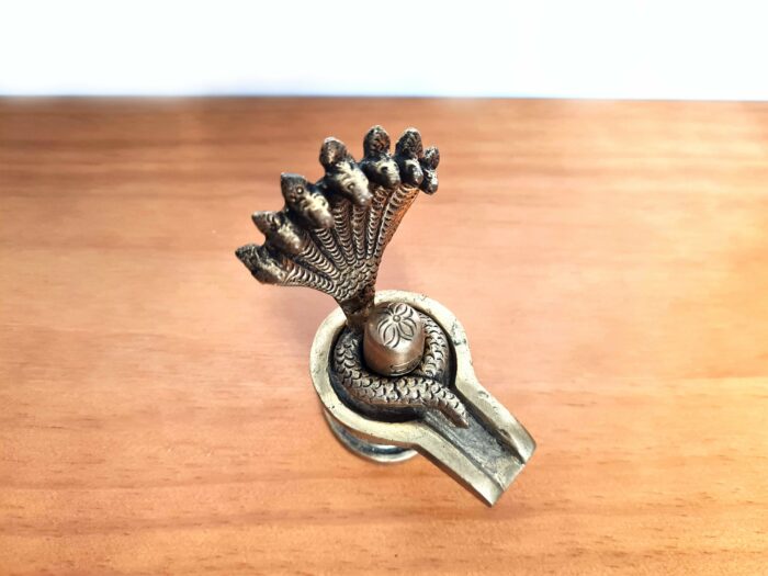 Shiva Lingam com cobra de 5 cabeças objeto de adoração ao Senhor Shiva
