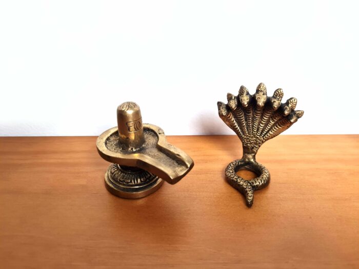 Shiva Lingam com cobra de 5 cabeças objeto de adoração ao Senhor Shiva