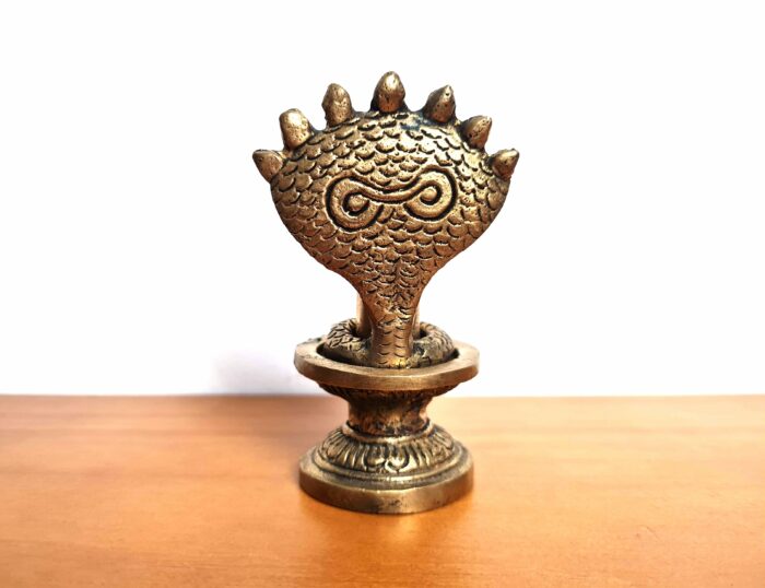 Shiva Lingam com cobra de 5 cabeças objeto de adoração ao Senhor Shiva