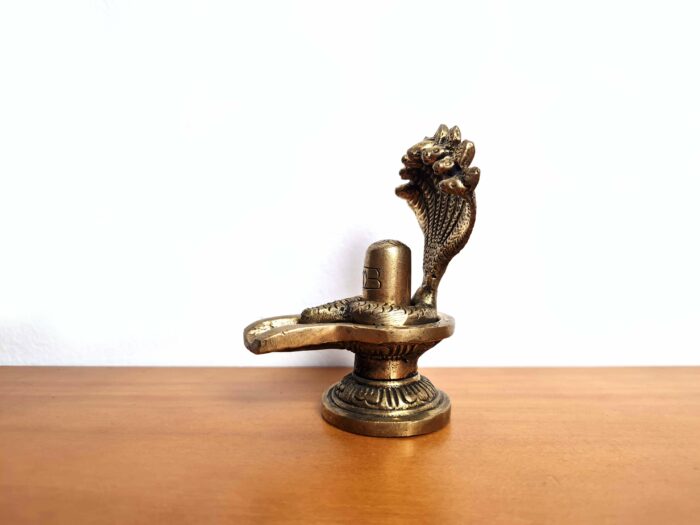 Shiva Lingam com cobra de 5 cabeças objeto de adoração ao Senhor Shiva