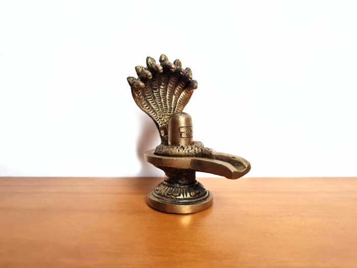 Shiva Lingam com cobra de 5 cabeças objeto de adoração ao Senhor Shiva
