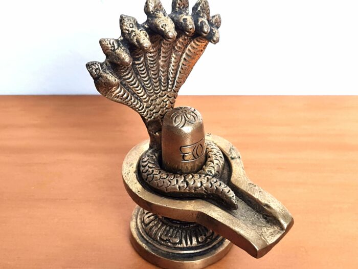 Shiva Lingam com cobra de 5 cabeças objeto de adoração ao Senhor Shiva