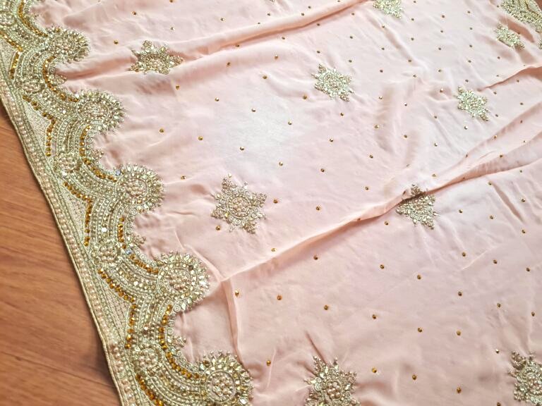 Sari indiano de seda luxuoso rosé pêssego e dourado bordado e pedrarias