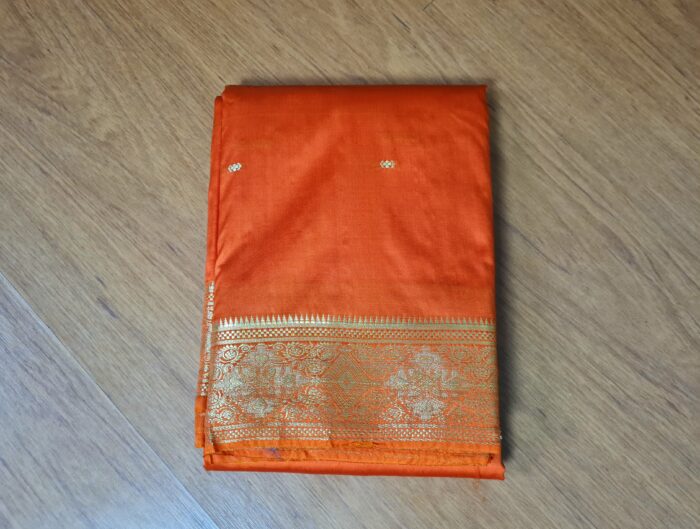 Sari liso laranja. Tecido de alta qualidade com viscose na composição (algodão e viscose ) com barra de jacquard de seda dourada.
