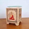 Difusor de ambientes estilo rechaud de vela, produzido com design de Buda sustentando um prato de vidrinho para colocar essências. Uma bela peça de decoração e aromas.