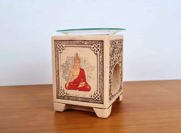 Difusor de ambientes estilo rechaud de vela, produzido com design de Buda sustentando um prato de vidrinho para colocar essências. Uma bela peça de decoração e aromas.