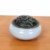 Incensário turíbulo de porcelana e metal com arabescos cinza
