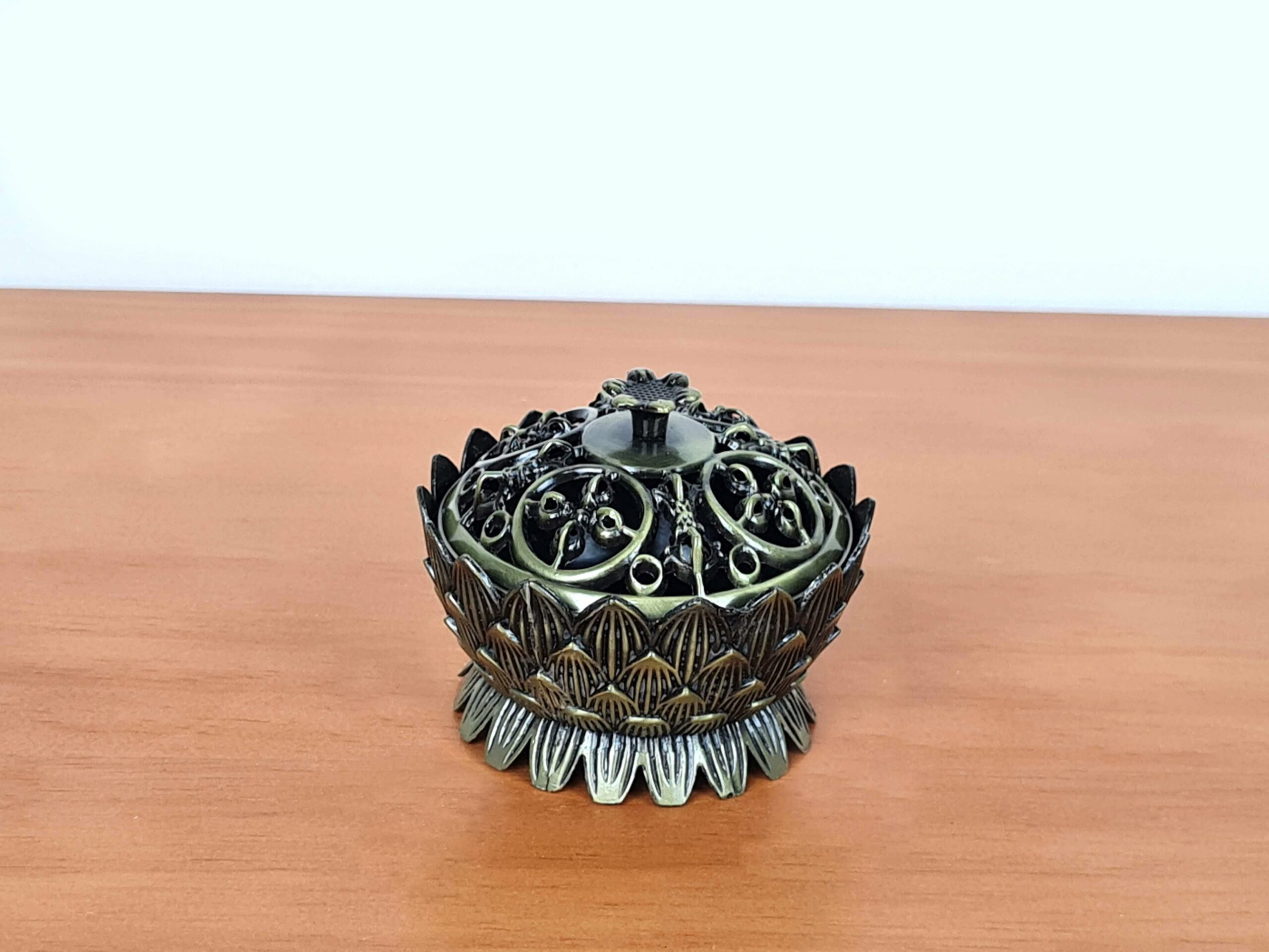 Incensário turíbulo de mesa com design Flor de Lótus e arabescos bronze
