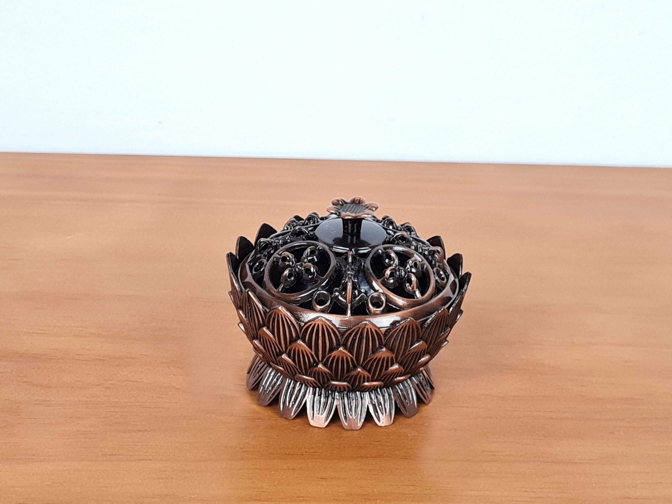 incensário turíbulo de mesa design flor de lótus com arabescos cor cobre com tampa