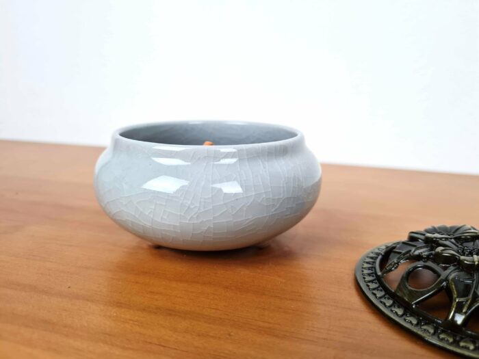 Incensário turíbulo de porcelana e metal com arabescos cinza
