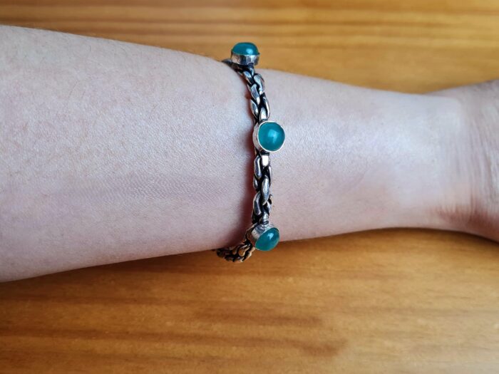 Pulseira indiana prateada aberta ajustável detalhe pedras verde
