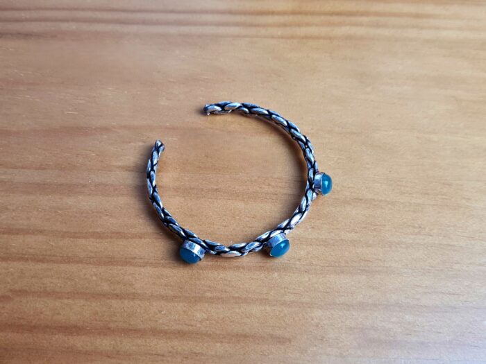 Pulseira indiana prateada aberta ajustável detalhe pedras verde