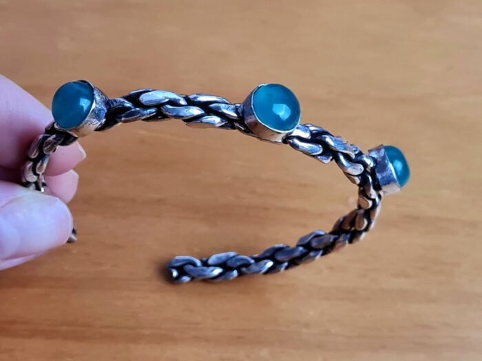 Pulseira indiana prateada aberta ajustável detalhe pedras verde