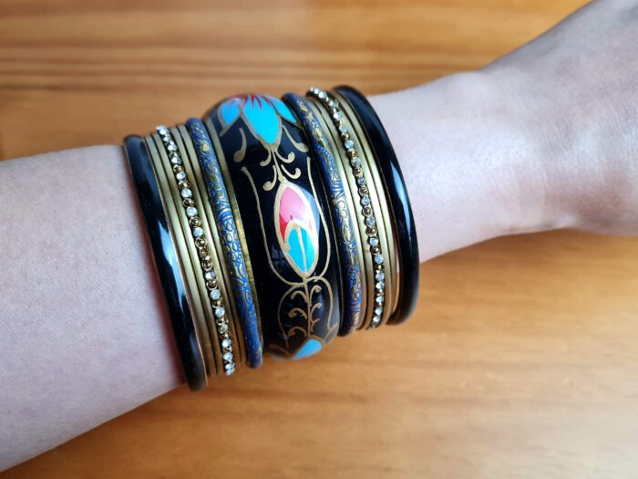 Conjunto de pulseiras indianas 15 peças preto e color floral