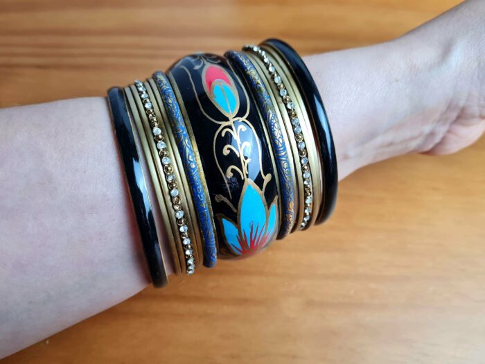Conjunto de pulseiras indianas 15 peças preto e color floral