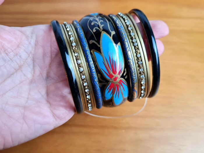 Conjunto de pulseiras indianas 15 peças preto e color floral