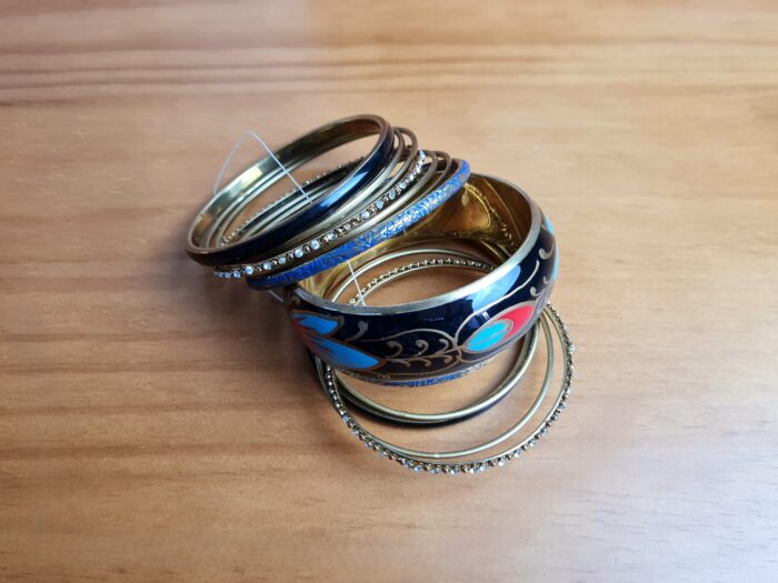 Conjunto de pulseiras indianas 15 peças preto e color floral