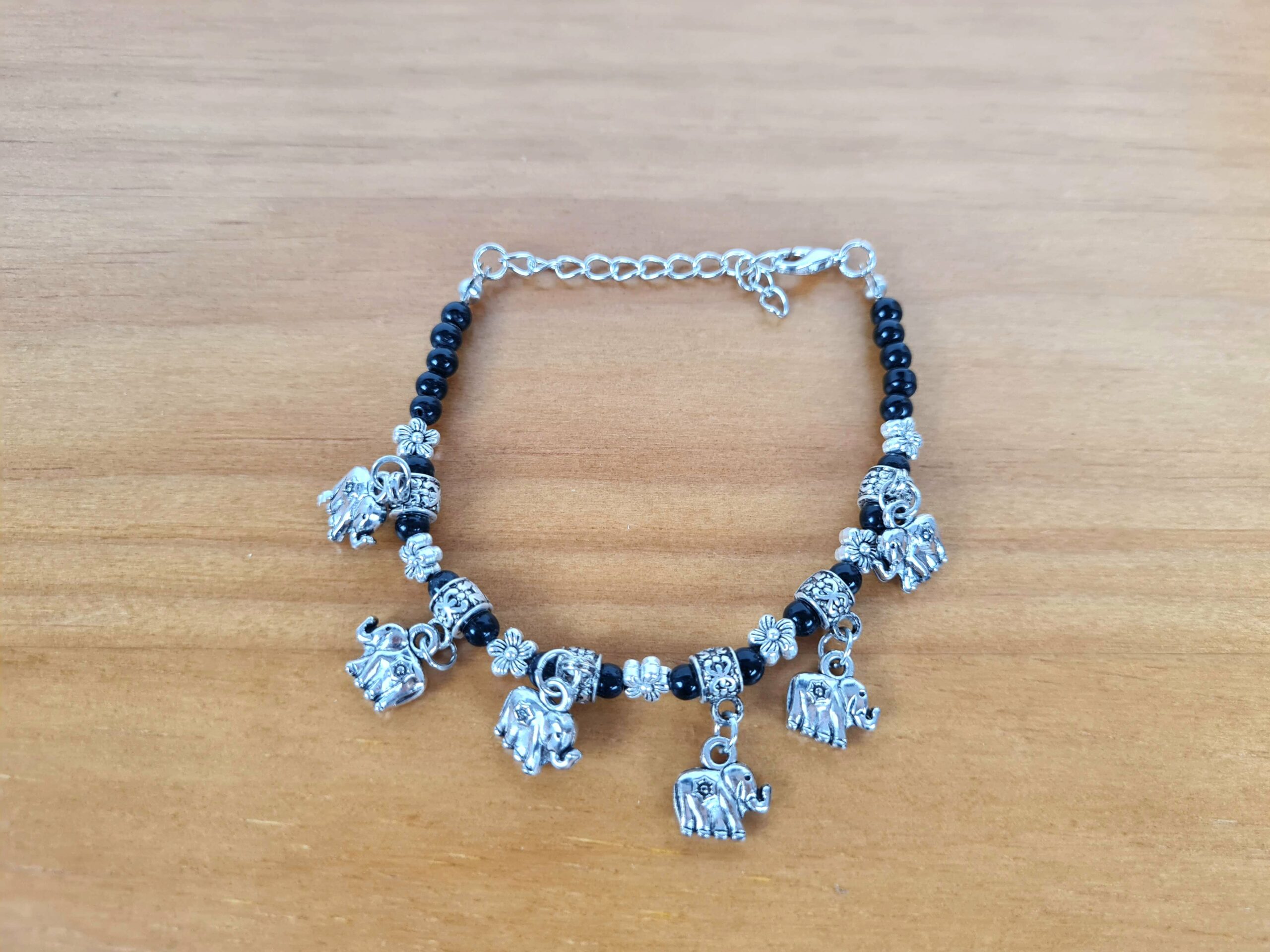 Pulseira de prata alemã com elefantinhos e contas pretas
