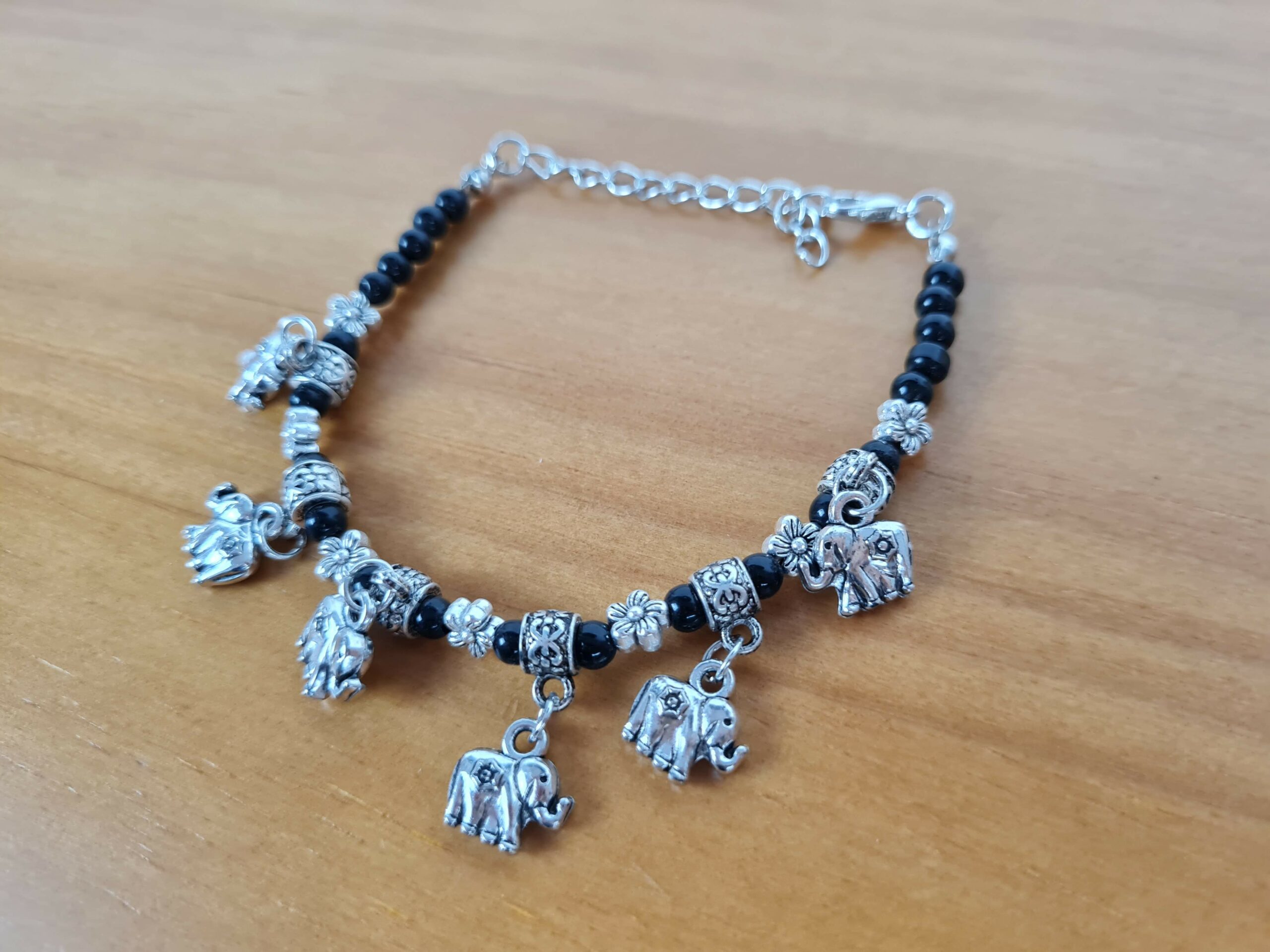 Pulseira de prata alemã com elefantinhos e contas pretas